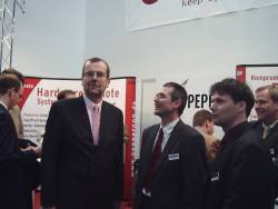 Sachsen Wirtschaftsminister Dr. Martin Gillo im Gespr�ch mit den Peppercon-Vorst�nden Dr. Christian P�tz und Swen Anderson. Bild: Deutsche Messe AG